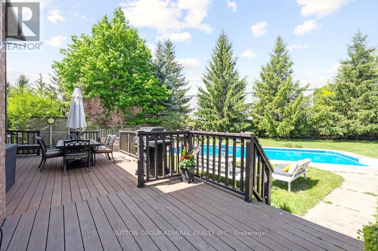 












47 DORIS CRESCENT

,
Newmarket (Bristol-London),




Ontario
L3Y7V3

