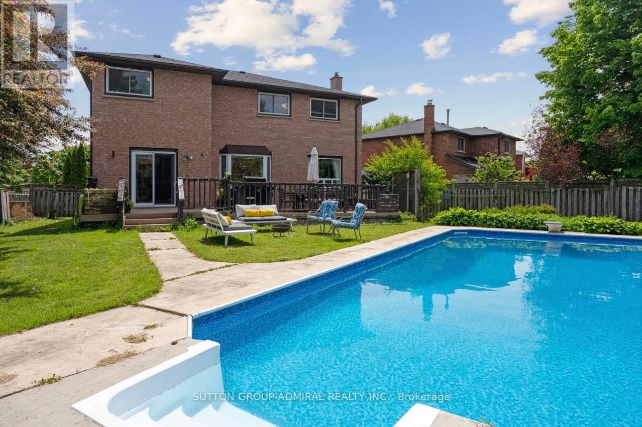 












47 DORIS CRESCENT

,
Newmarket (Bristol-London),




Ontario
L3Y7V3

