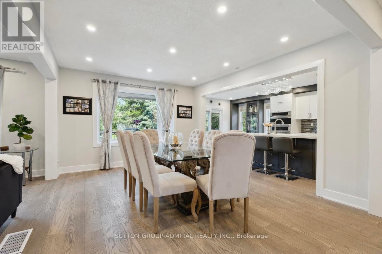 












47 DORIS CRESCENT

,
Newmarket (Bristol-London),




Ontario
L3Y7V3

