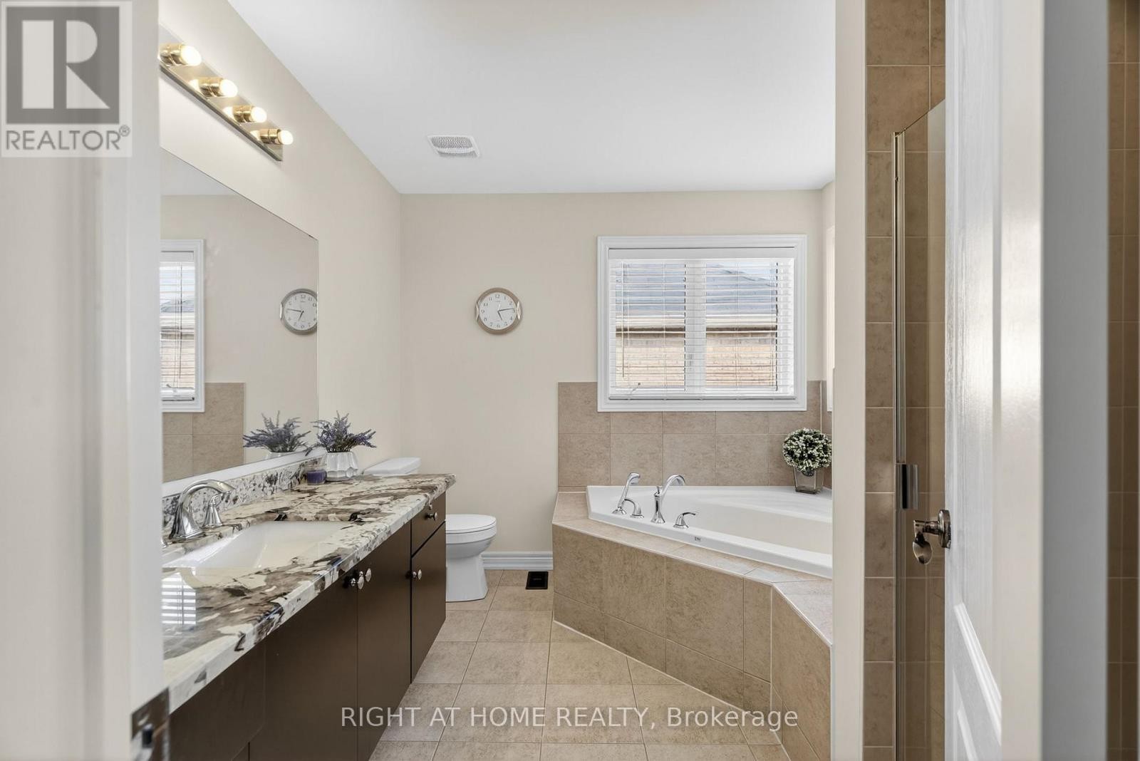 












268 CARRIER CRESCENT

,
Vaughan (Patterson),




Ontario
L6A4T4

