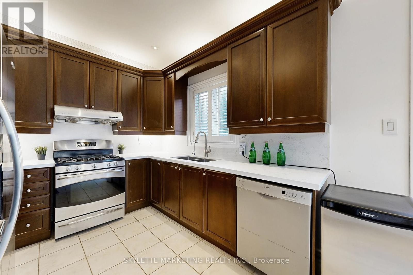 












237 WOODSPRING AVENUE

,
Newmarket (Woodland Hill),




Ontario
L3X3J1

