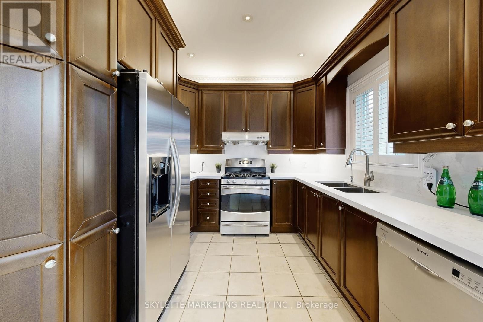 












237 WOODSPRING AVENUE

,
Newmarket (Woodland Hill),




Ontario
L3X3J1

