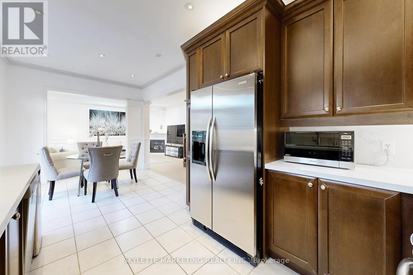 












237 WOODSPRING AVENUE

,
Newmarket (Woodland Hill),




Ontario
L3X3J1

