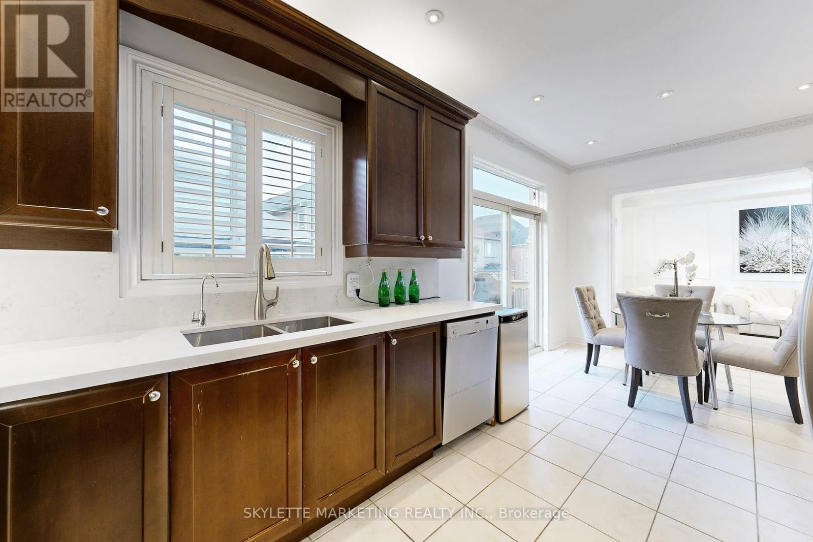 












237 WOODSPRING AVENUE

,
Newmarket (Woodland Hill),




Ontario
L3X3J1

