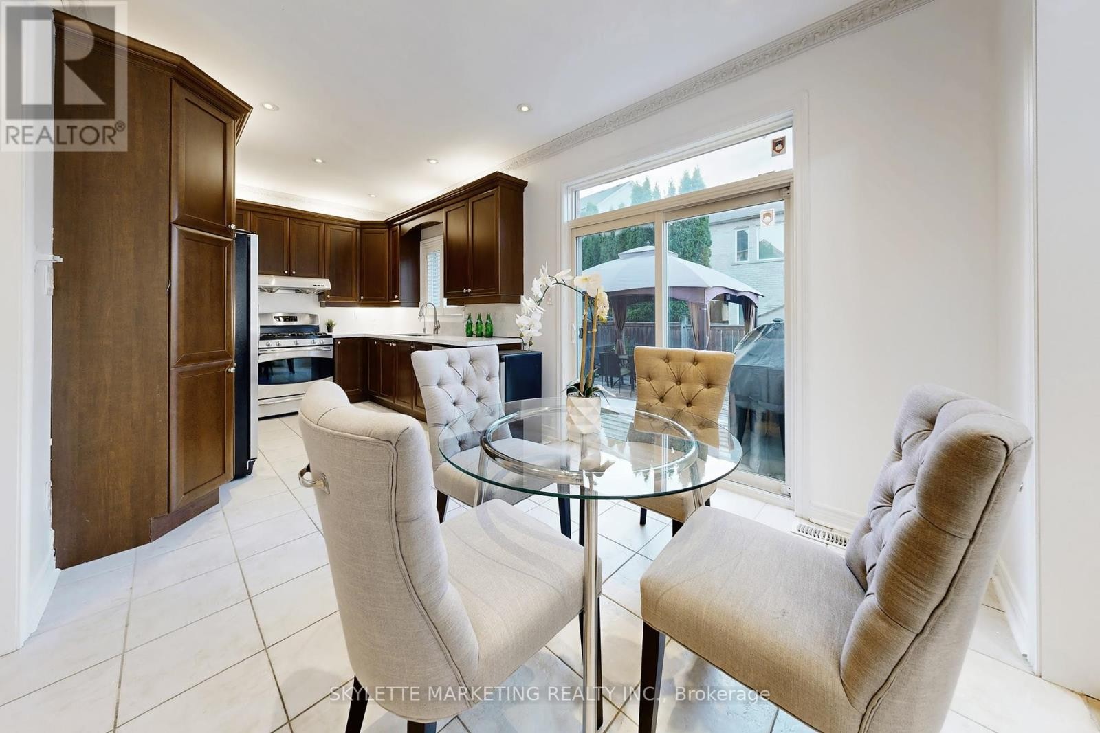 












237 WOODSPRING AVENUE

,
Newmarket (Woodland Hill),




Ontario
L3X3J1

