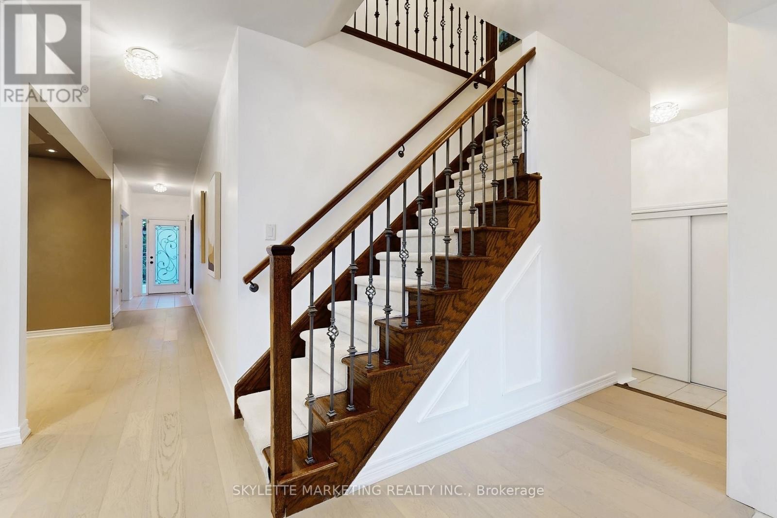 












237 WOODSPRING AVENUE

,
Newmarket (Woodland Hill),




Ontario
L3X3J1

