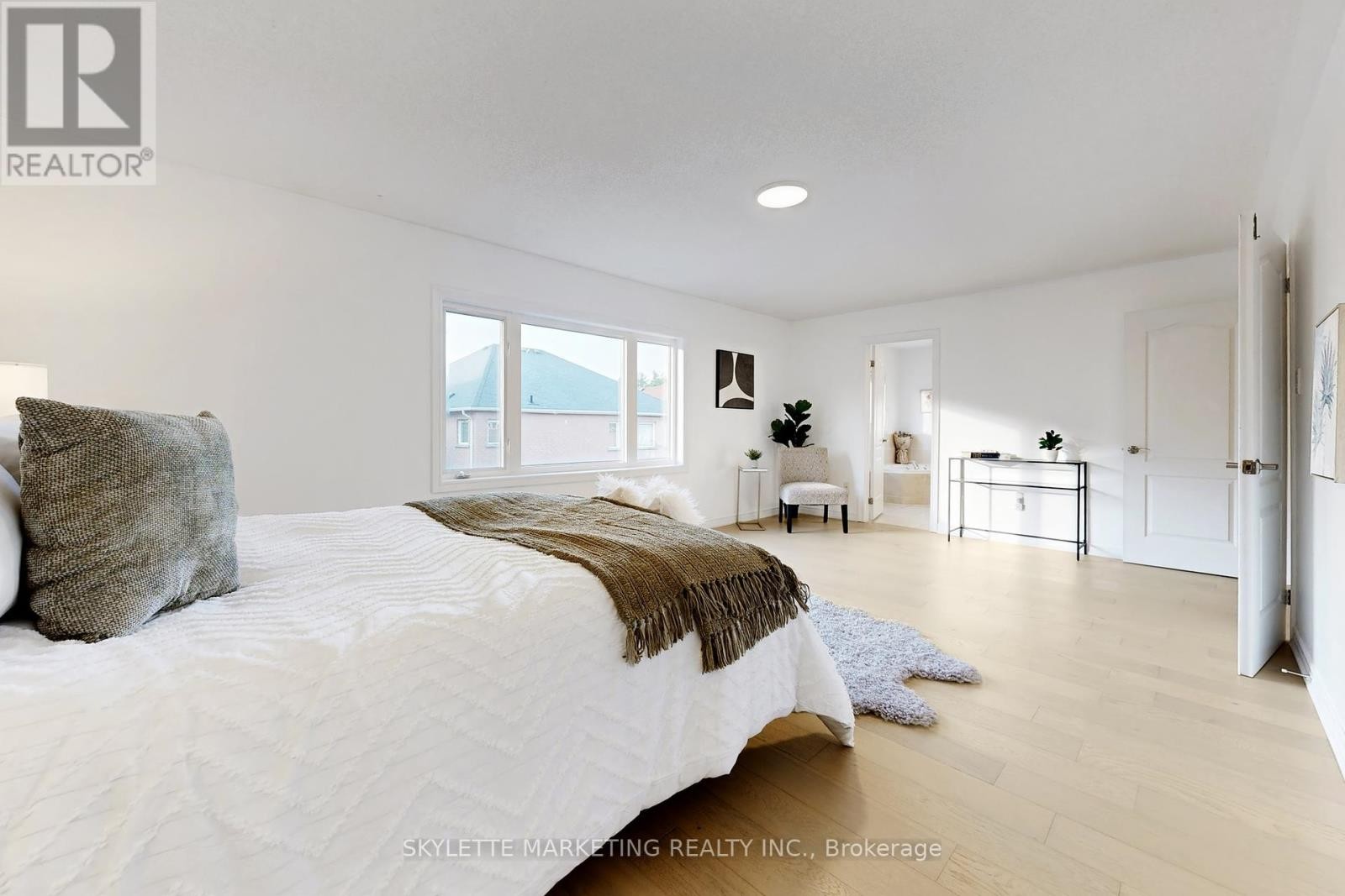












237 WOODSPRING AVENUE

,
Newmarket (Woodland Hill),




Ontario
L3X3J1


