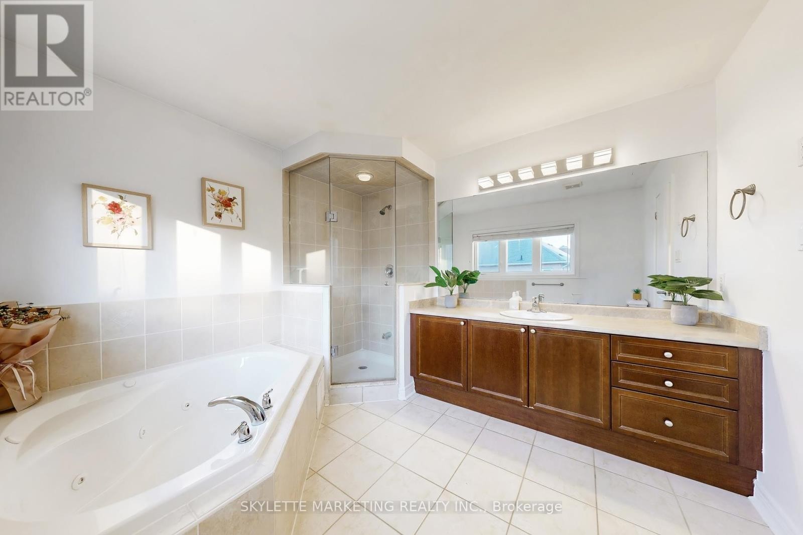 












237 WOODSPRING AVENUE

,
Newmarket (Woodland Hill),




Ontario
L3X3J1

