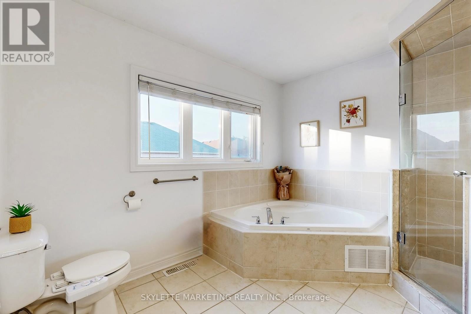 












237 WOODSPRING AVENUE

,
Newmarket (Woodland Hill),




Ontario
L3X3J1

