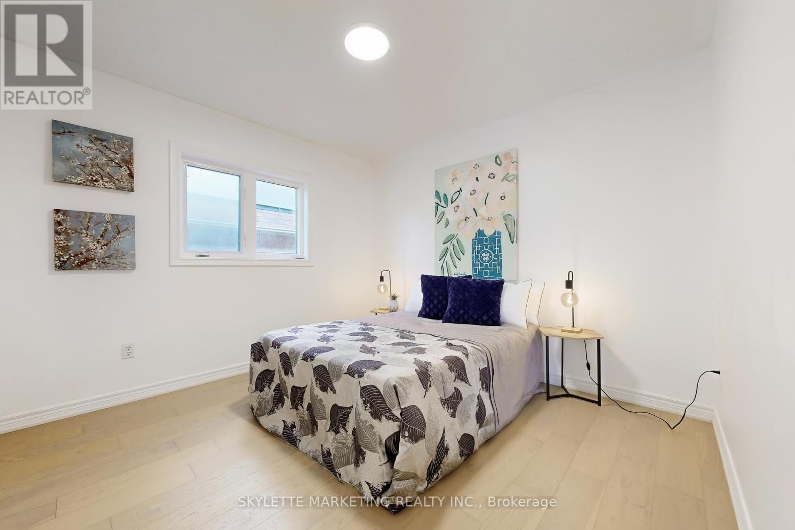 












237 WOODSPRING AVENUE

,
Newmarket (Woodland Hill),




Ontario
L3X3J1

