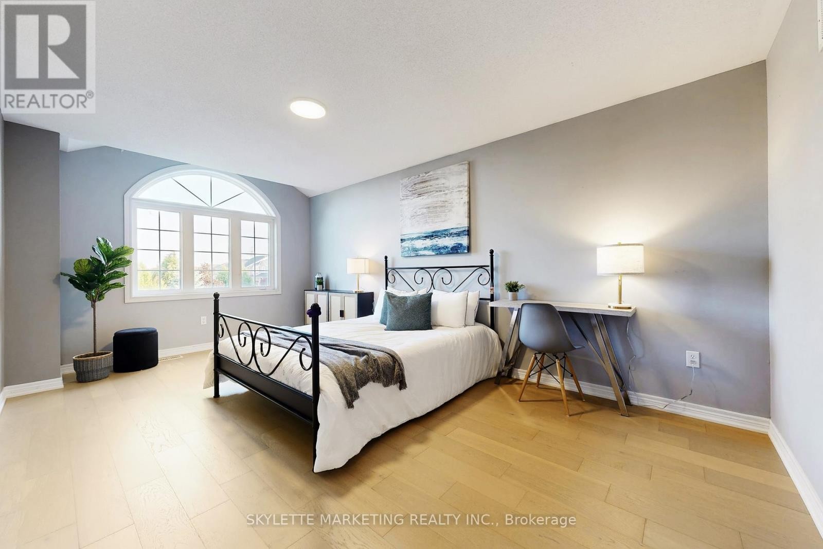 












237 WOODSPRING AVENUE

,
Newmarket (Woodland Hill),




Ontario
L3X3J1

