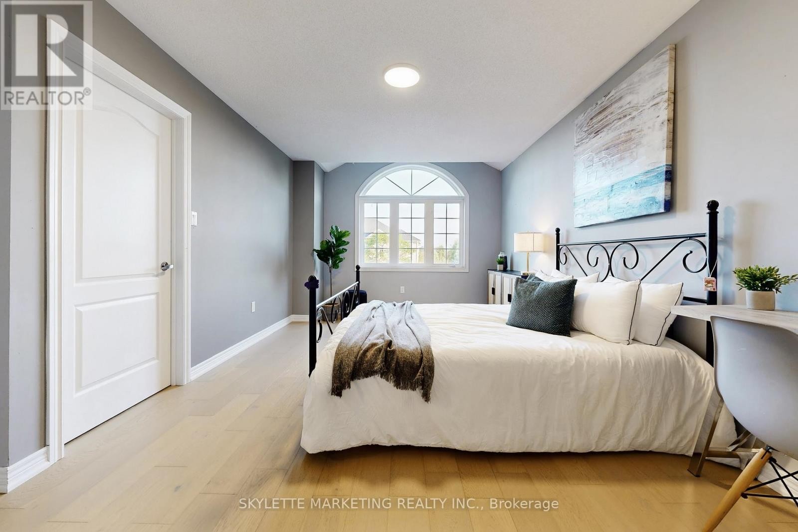 












237 WOODSPRING AVENUE

,
Newmarket (Woodland Hill),




Ontario
L3X3J1

