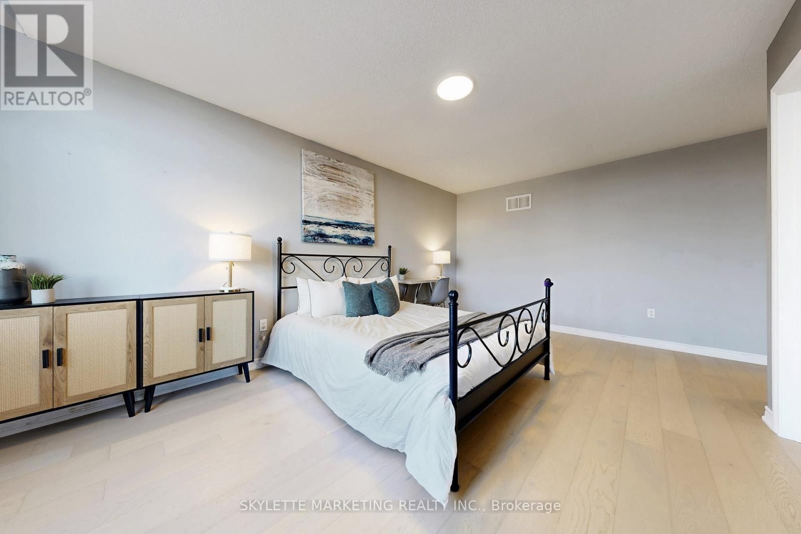 












237 WOODSPRING AVENUE

,
Newmarket (Woodland Hill),




Ontario
L3X3J1

