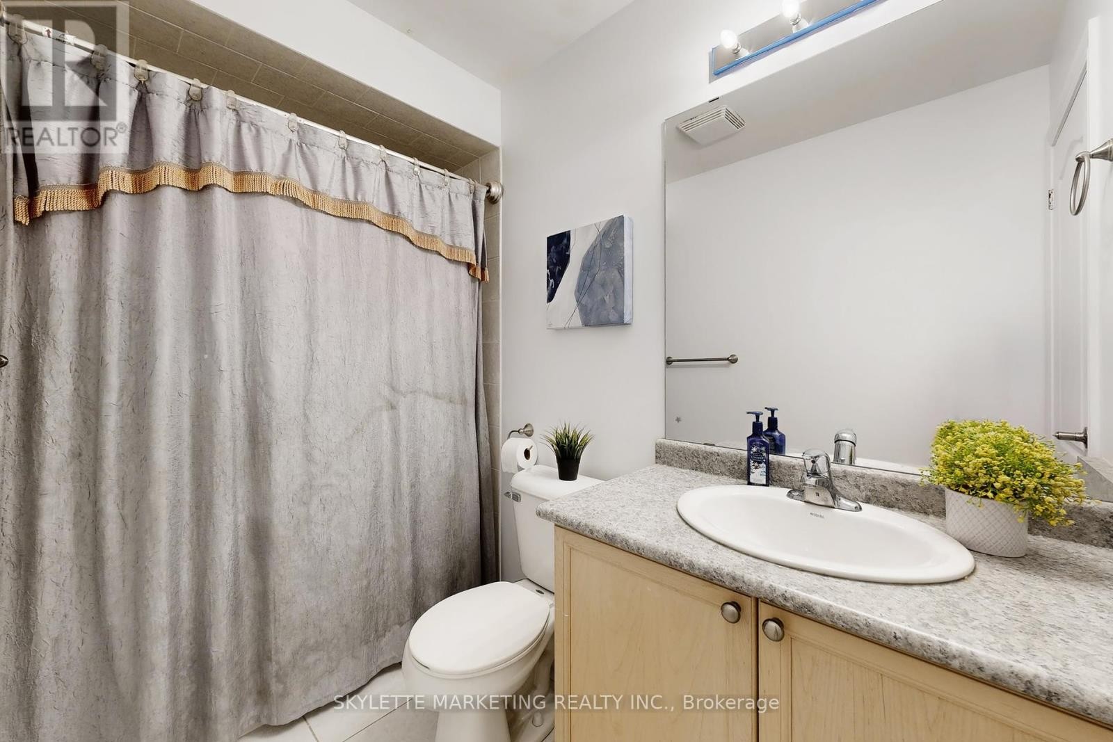 












237 WOODSPRING AVENUE

,
Newmarket (Woodland Hill),




Ontario
L3X3J1

