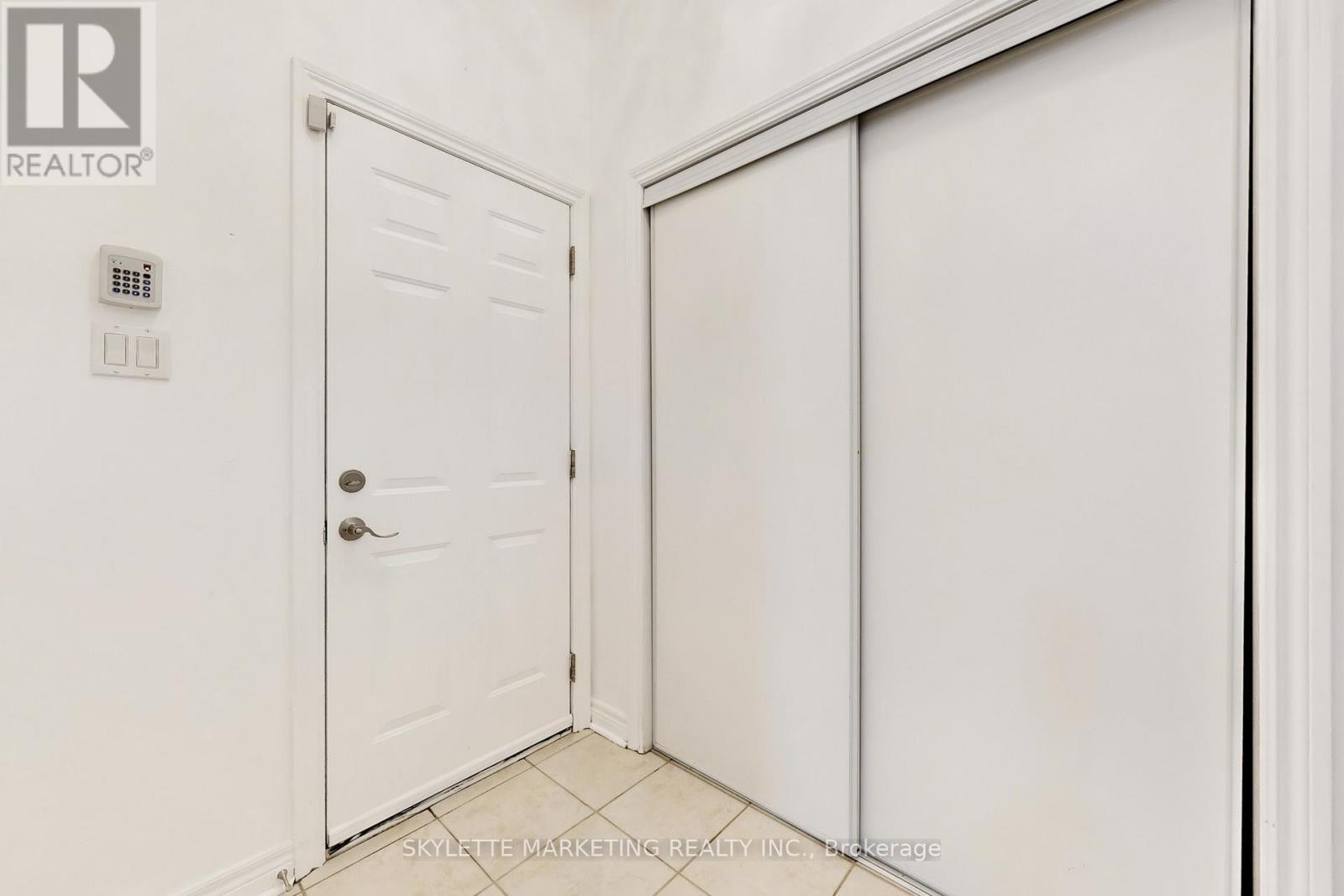 












237 WOODSPRING AVENUE

,
Newmarket (Woodland Hill),




Ontario
L3X3J1


