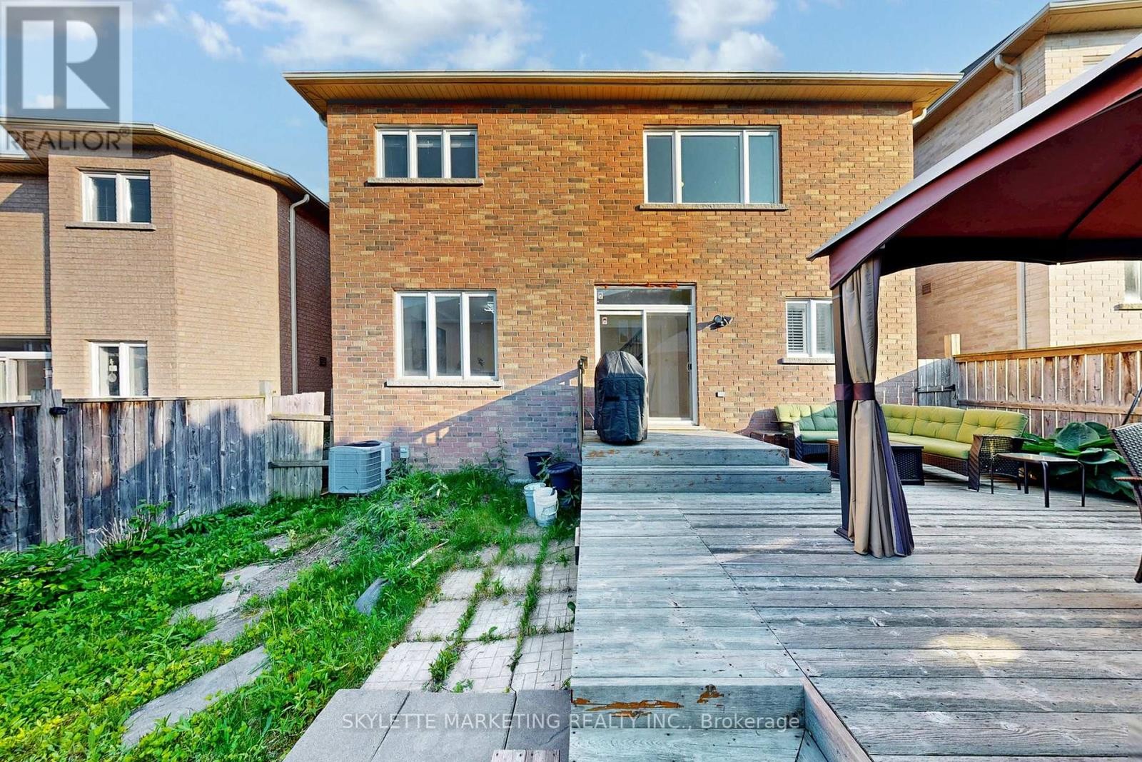 












237 WOODSPRING AVENUE

,
Newmarket (Woodland Hill),




Ontario
L3X3J1

