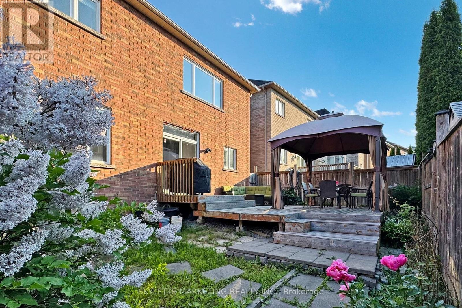 












237 WOODSPRING AVENUE

,
Newmarket (Woodland Hill),




Ontario
L3X3J1

