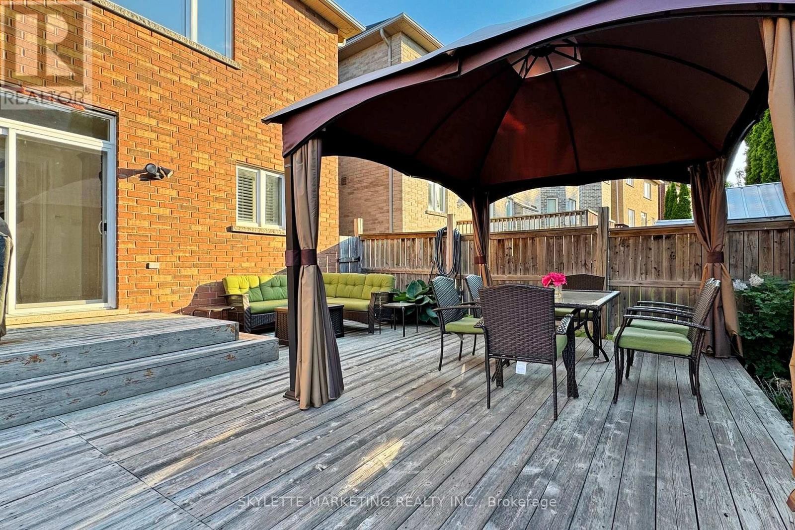 












237 WOODSPRING AVENUE

,
Newmarket (Woodland Hill),




Ontario
L3X3J1

