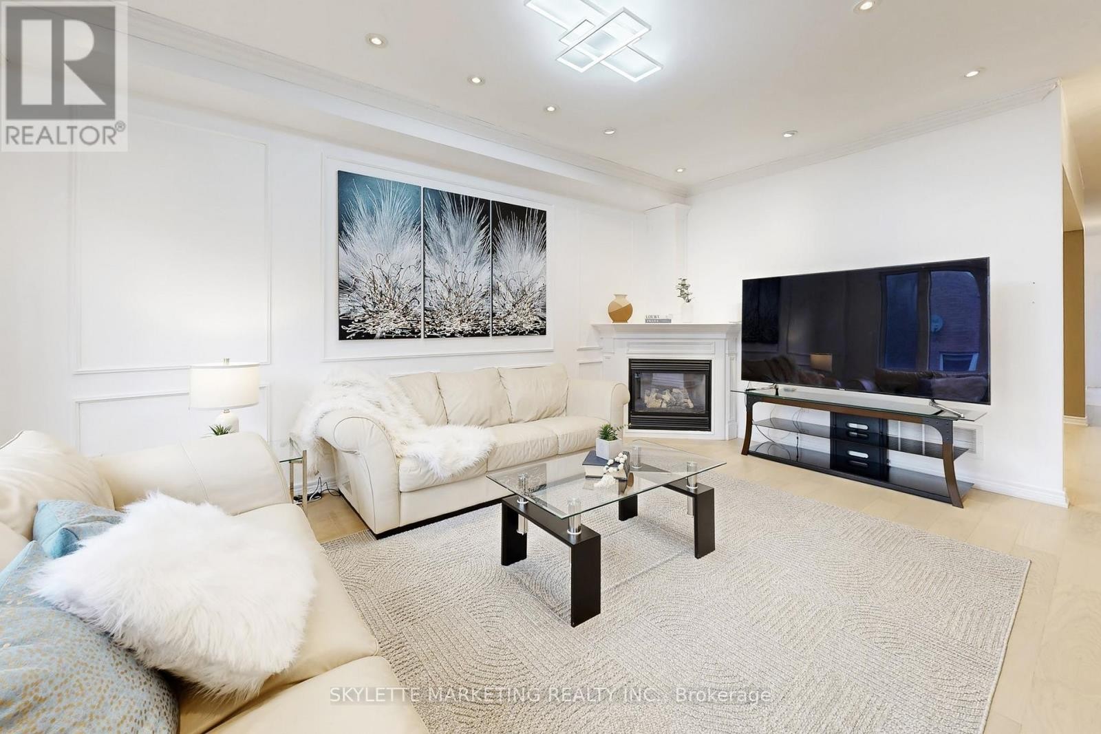 












237 WOODSPRING AVENUE

,
Newmarket (Woodland Hill),




Ontario
L3X3J1

