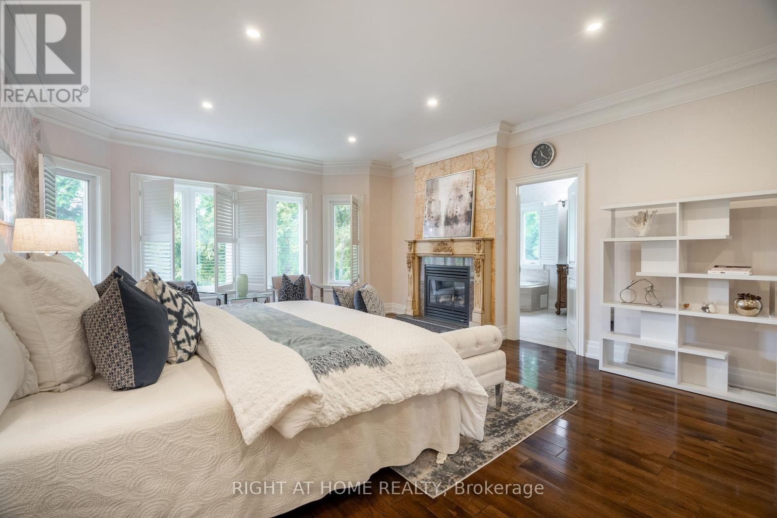 












286 FERN AVENUE

,
Richmond Hill (Langstaff),




Ontario
L4C6L4

