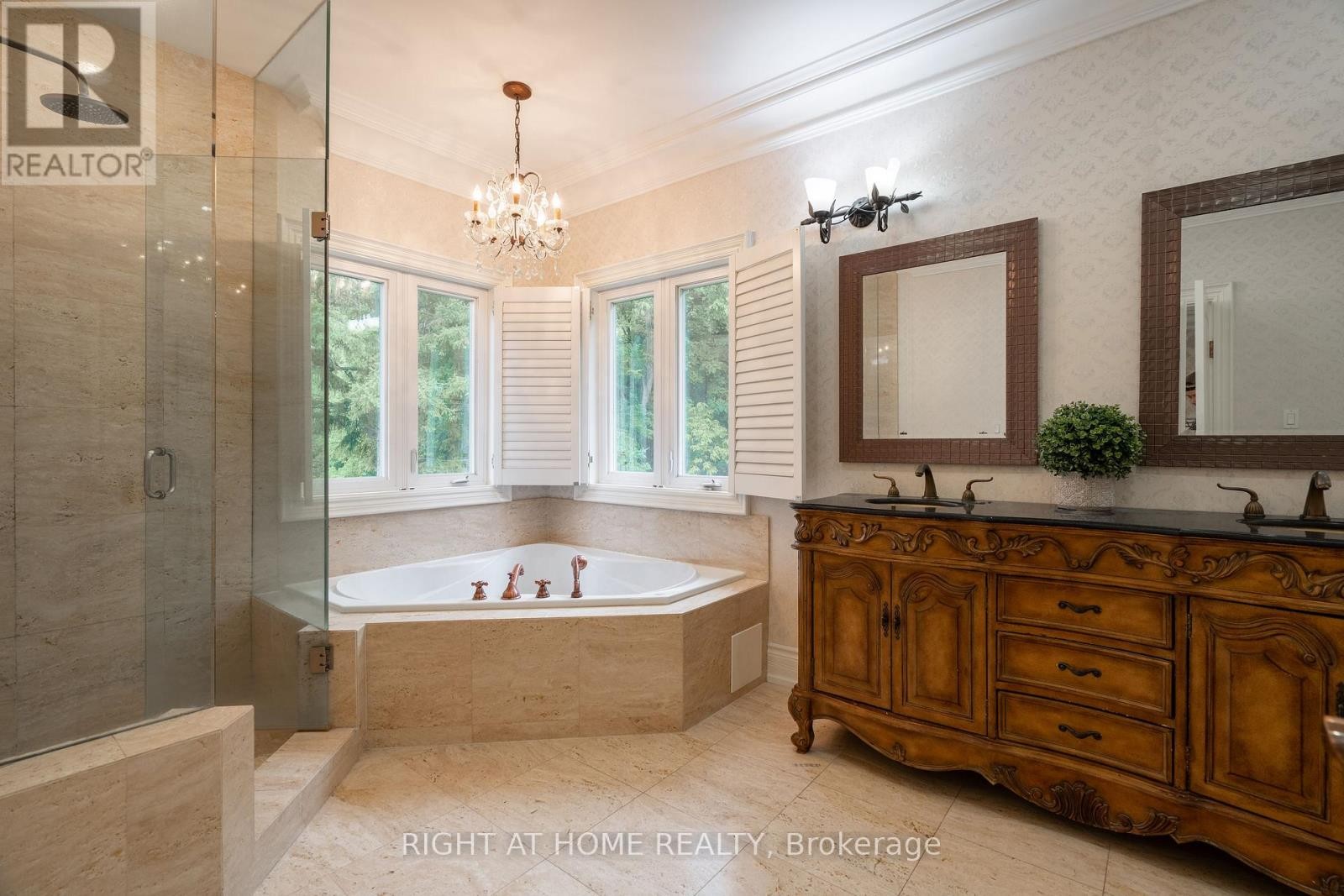 












286 FERN AVENUE

,
Richmond Hill (Langstaff),




Ontario
L4C6L4

