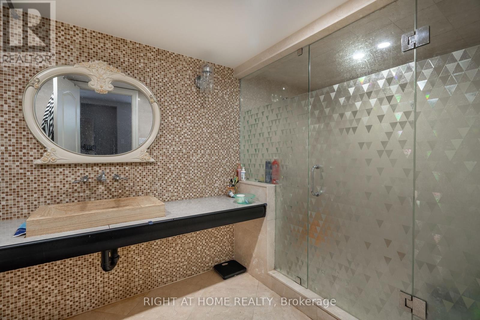 












286 FERN AVENUE

,
Richmond Hill (Langstaff),




Ontario
L4C6L4

