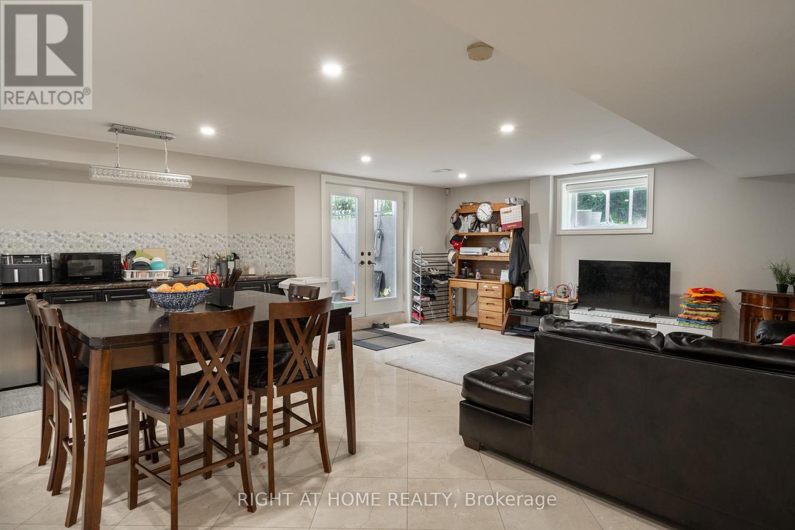 












286 FERN AVENUE

,
Richmond Hill (Langstaff),




Ontario
L4C6L4


