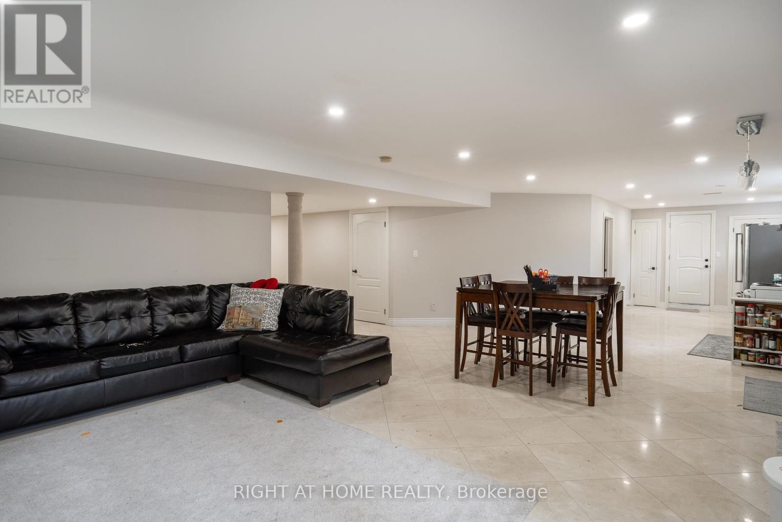












286 FERN AVENUE

,
Richmond Hill (Langstaff),




Ontario
L4C6L4

