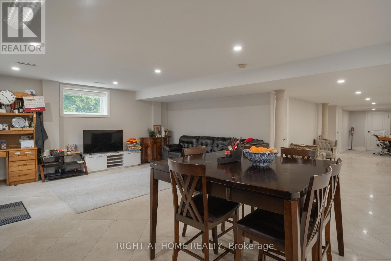 












286 FERN AVENUE

,
Richmond Hill (Langstaff),




Ontario
L4C6L4

