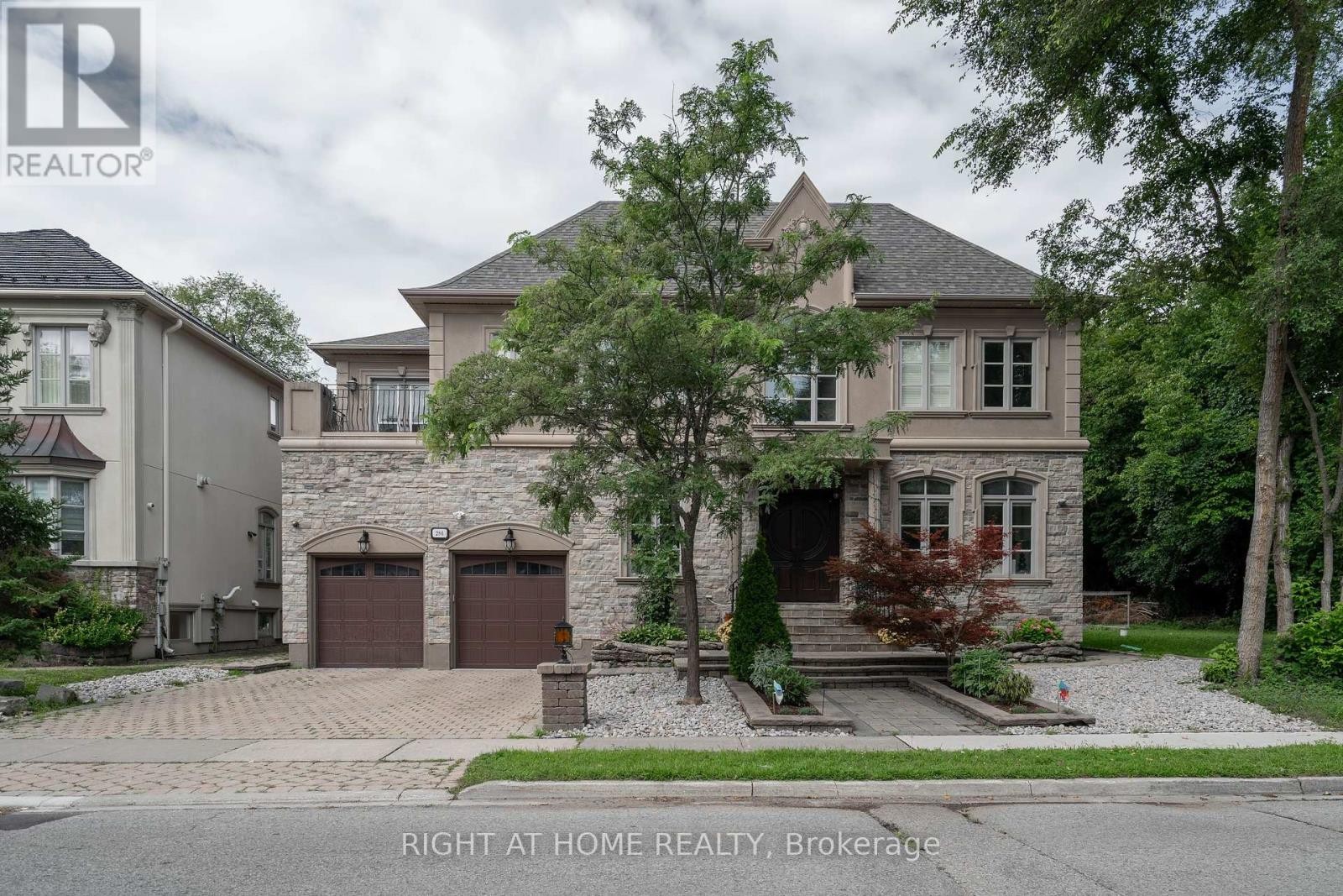 












286 FERN AVENUE

,
Richmond Hill (Langstaff),




Ontario
L4C6L4

