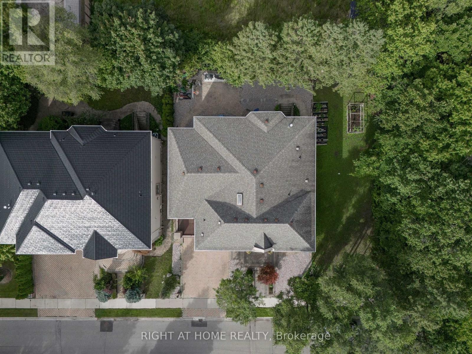 












286 FERN AVENUE

,
Richmond Hill (Langstaff),




Ontario
L4C6L4

