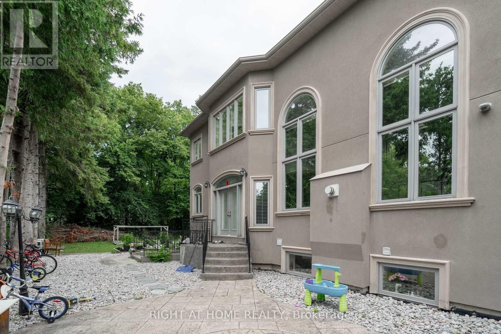 












286 FERN AVENUE

,
Richmond Hill (Langstaff),




Ontario
L4C6L4

