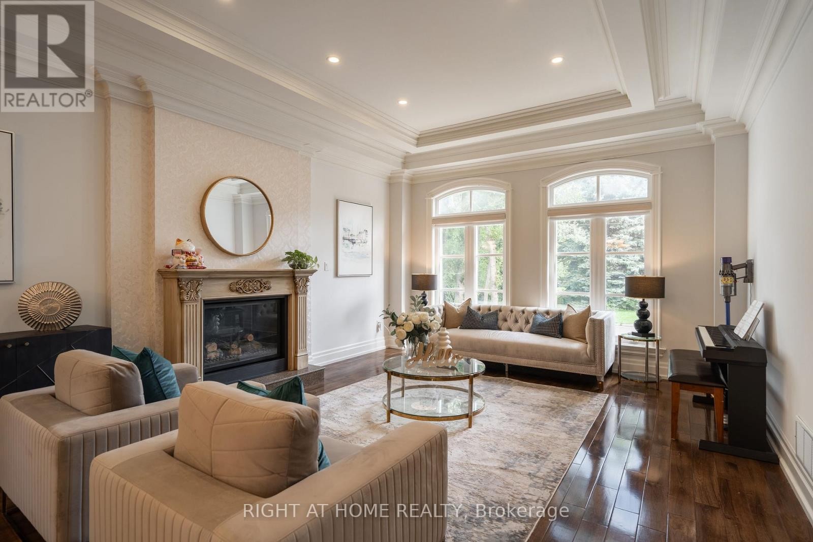 












286 FERN AVENUE

,
Richmond Hill (Langstaff),




Ontario
L4C6L4

