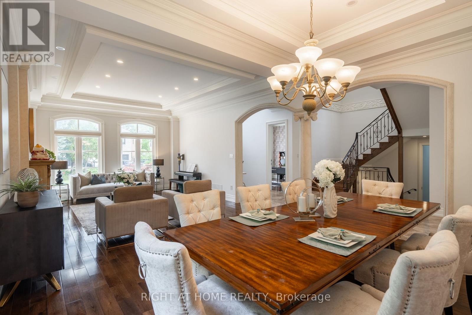 












286 FERN AVENUE

,
Richmond Hill (Langstaff),




Ontario
L4C6L4

