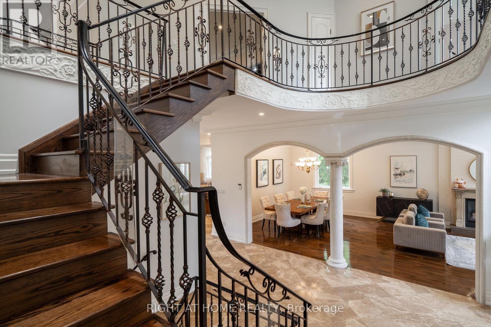 












286 FERN AVENUE

,
Richmond Hill (Langstaff),




Ontario
L4C6L4

