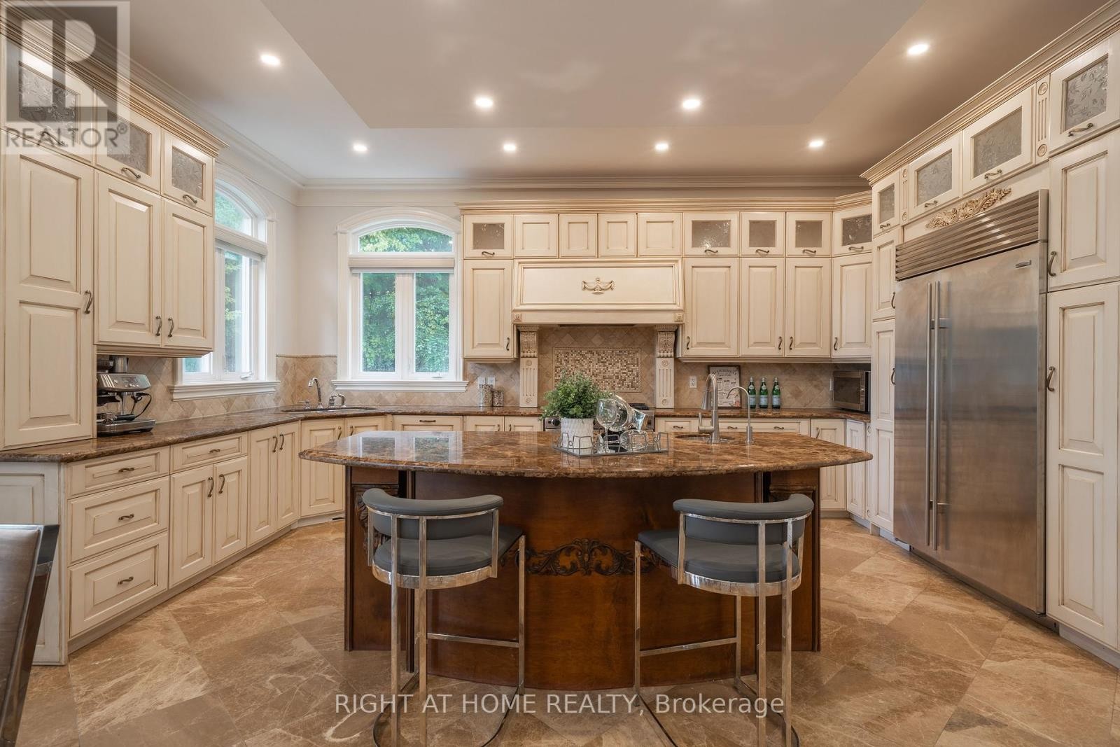 












286 FERN AVENUE

,
Richmond Hill (Langstaff),




Ontario
L4C6L4

