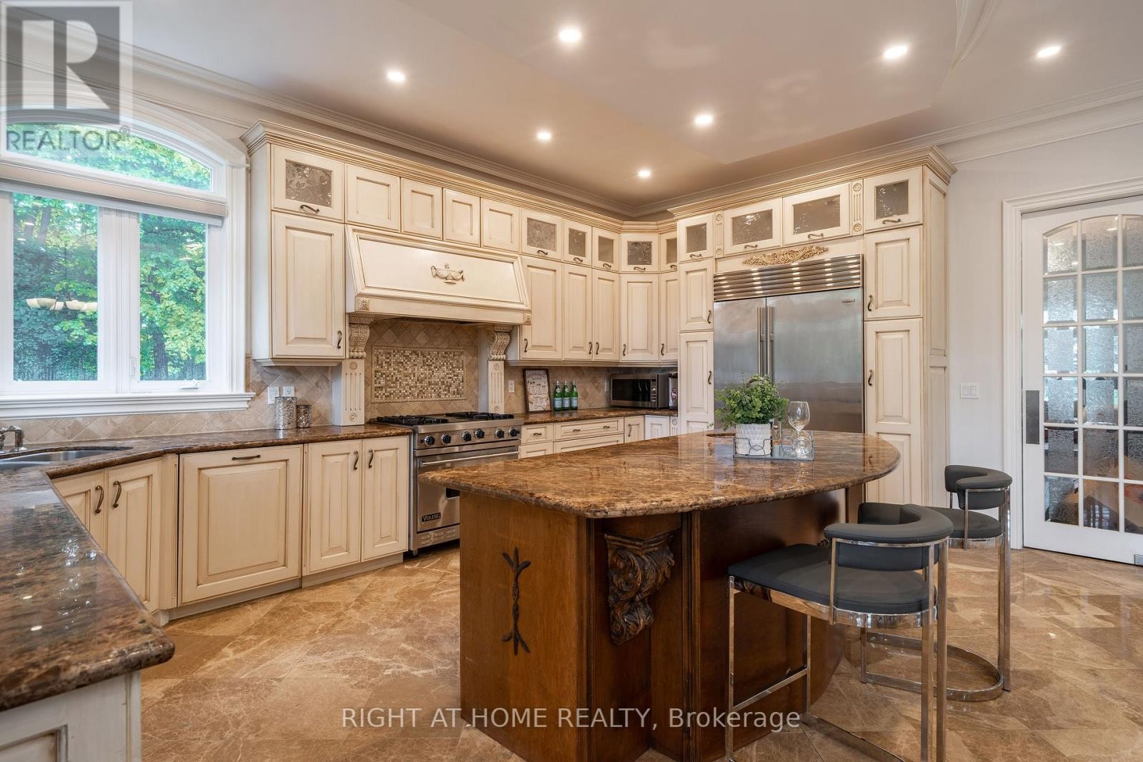 












286 FERN AVENUE

,
Richmond Hill (Langstaff),




Ontario
L4C6L4

