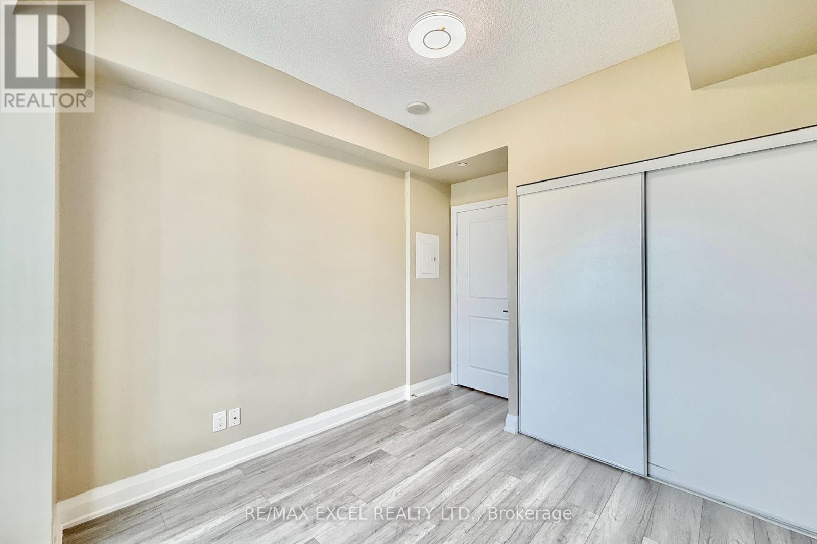 












1006 - 7171 YONGE STREET

,
Markham (Thornhill),




Ontario
L3T0C5

