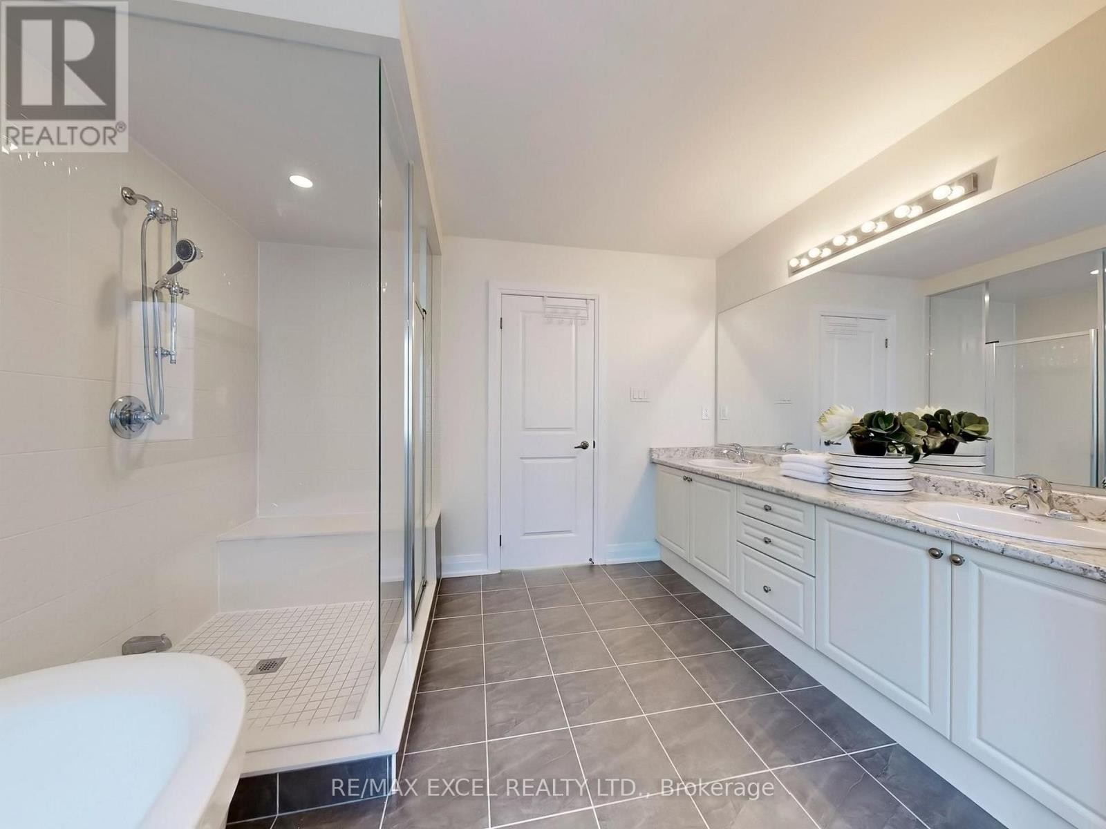 












192 BAKER HILL BOULEVARD

,
Whitchurch-Stouffville (Stouffville),




Ontario
L4A0W5

