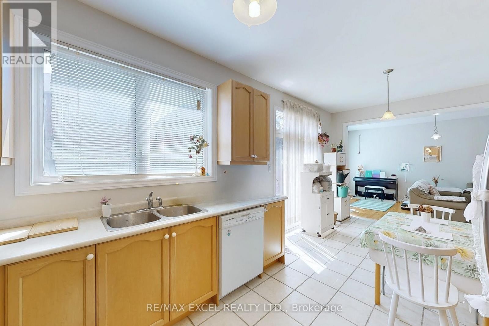 












9 STONEY CREEK DRIVE

,
Markham (Greensborough),




Ontario
L6E0H3

