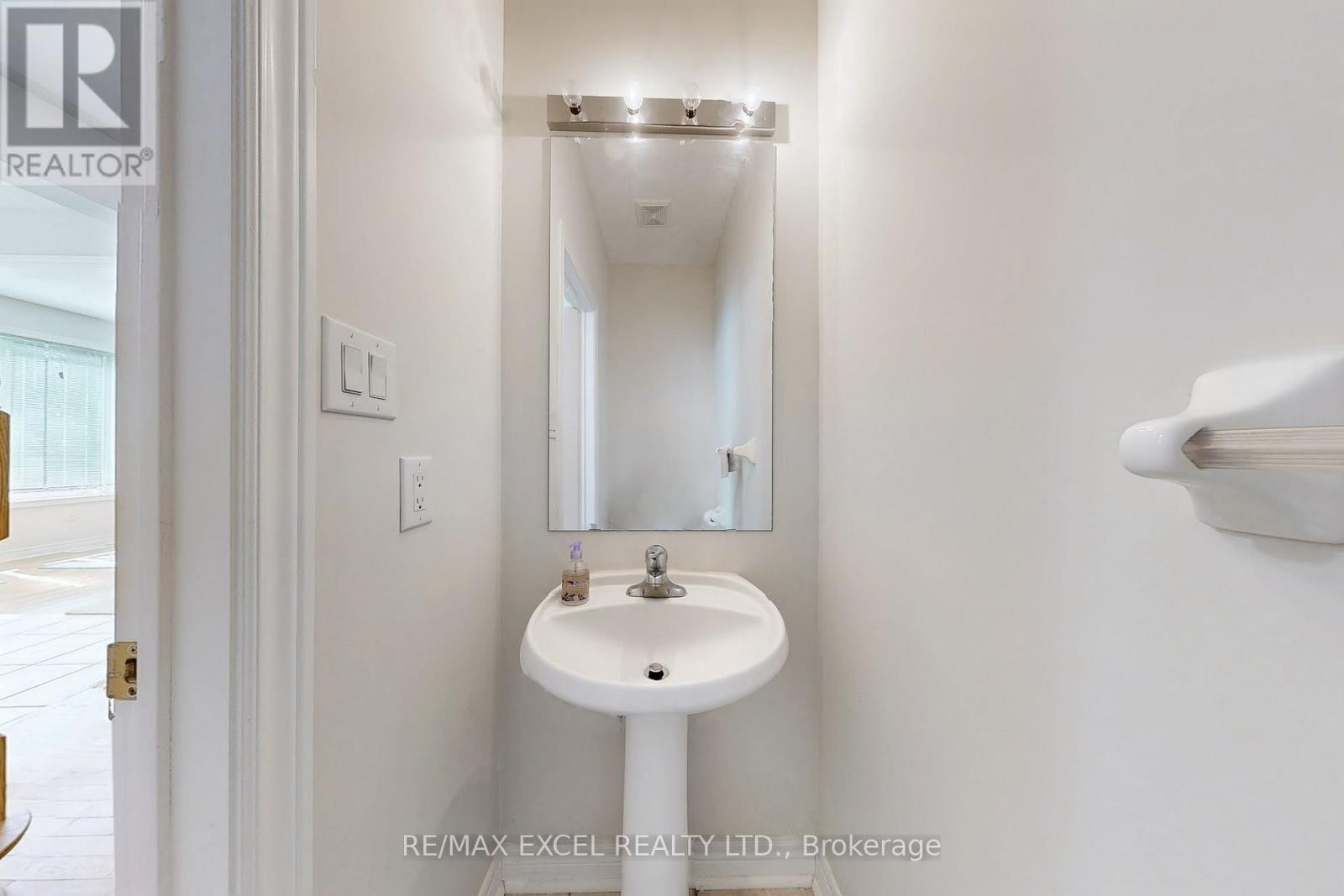 












9 STONEY CREEK DRIVE

,
Markham (Greensborough),




Ontario
L6E0H3

