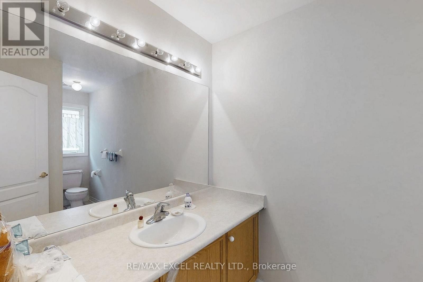 












9 STONEY CREEK DRIVE

,
Markham (Greensborough),




Ontario
L6E0H3

