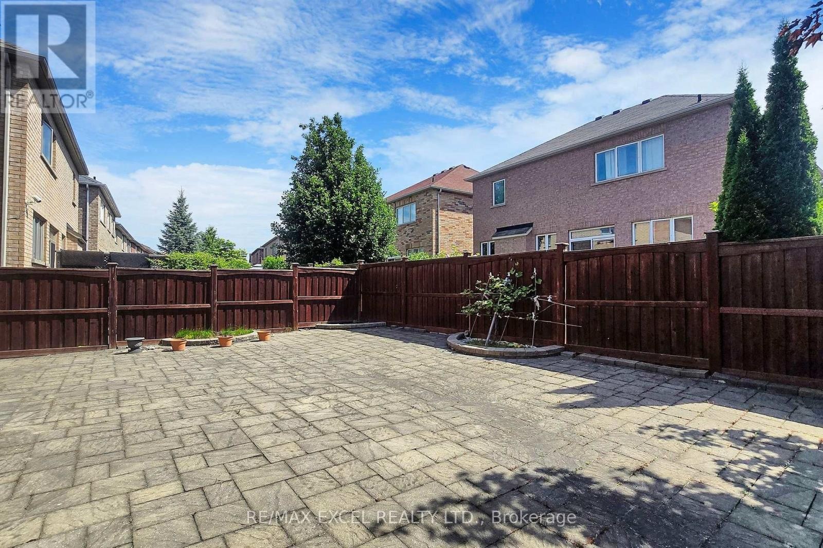 












9 STONEY CREEK DRIVE

,
Markham (Greensborough),




Ontario
L6E0H3

