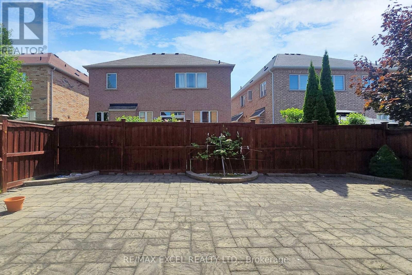 












9 STONEY CREEK DRIVE

,
Markham (Greensborough),




Ontario
L6E0H3

