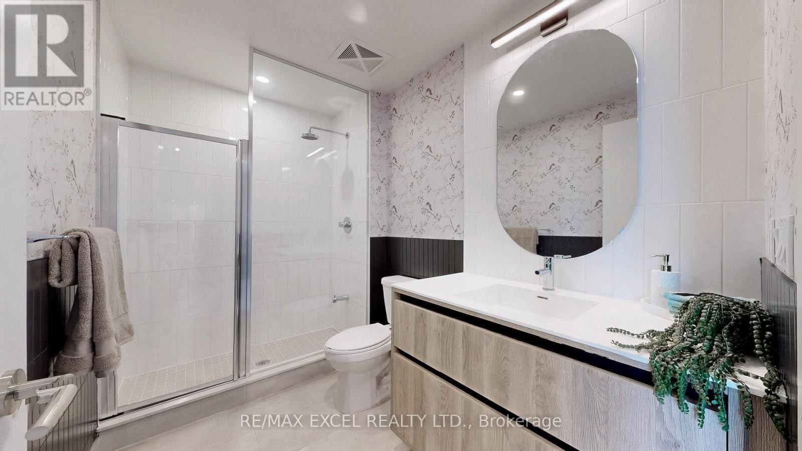 












802 - 8 BEVERLEY GLEN BOULEVARD

,
Vaughan (Beverley Glen),




Ontario
L4J0L5

