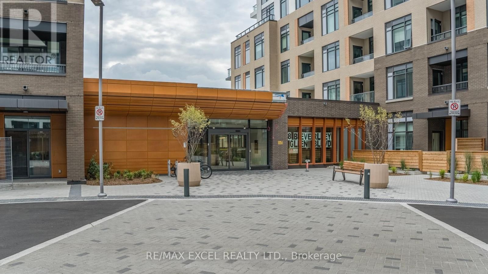 












802 - 8 BEVERLEY GLEN BOULEVARD

,
Vaughan (Beverley Glen),




Ontario
L4J0L5

