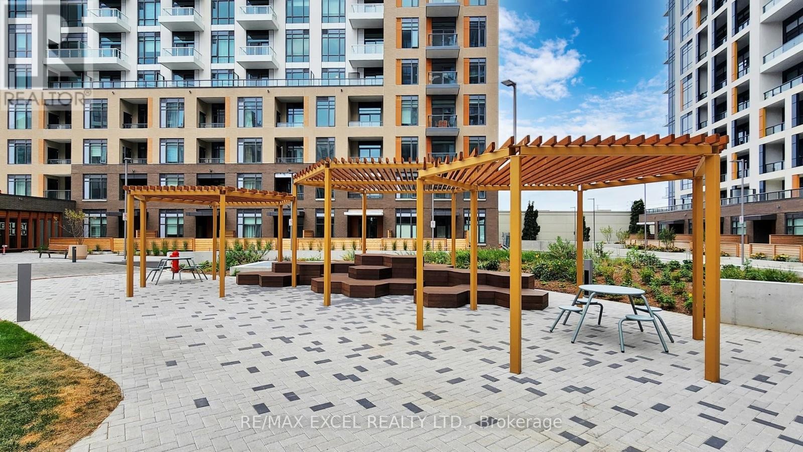 












802 - 8 BEVERLEY GLEN BOULEVARD

,
Vaughan (Beverley Glen),




Ontario
L4J0L5

