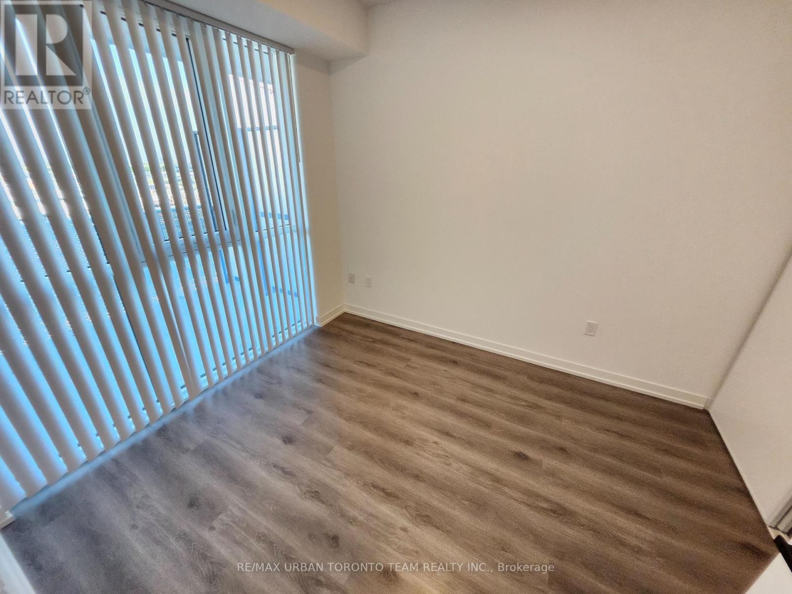 












518 - 28 INTERCHANGE WAY

,
Vaughan (Vaughan Corporate Centre),




Ontario
L4K0P8

