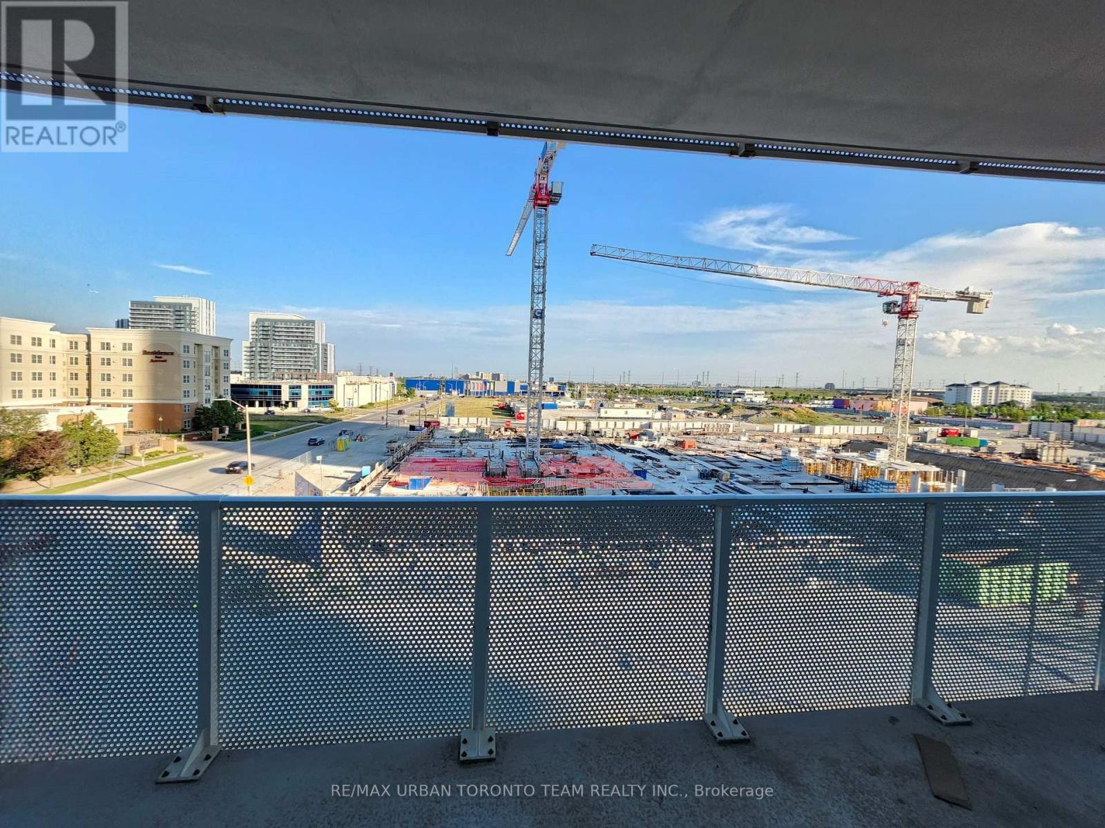 












518 - 28 INTERCHANGE WAY

,
Vaughan (Vaughan Corporate Centre),




Ontario
L4K0P8

