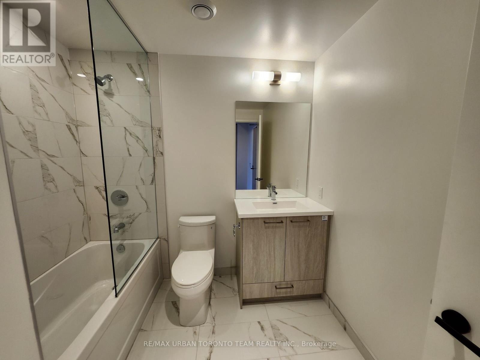 












518 - 28 INTERCHANGE WAY

,
Vaughan (Vaughan Corporate Centre),




Ontario
L4K0P8

